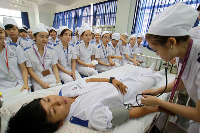 Một buổi học của sinh viên ngành điều dưỡng Trường ĐH Nguyễn Tất Thành - Ảnh: Như Hùng