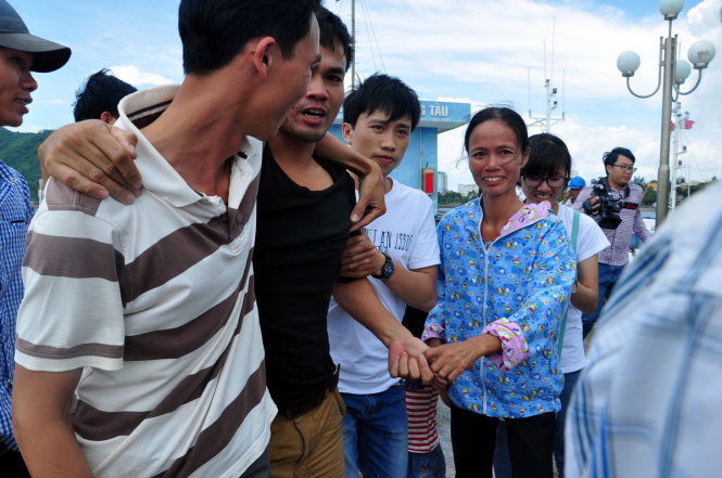 Người thân vui mừng gặp lại thủy thủ tàu Thành Đạt 01 sống sót tại cảng cầu Đá, Vũng Tàu - Ảnh: ĐÔNG HÀ