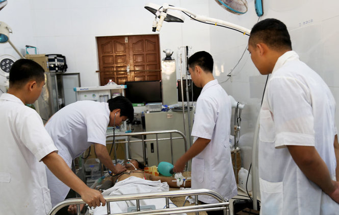 Bệnh nhân Hưng được chăm sóc sức khỏe tại Bệnh xá Đảo Trường Sa Lớn.