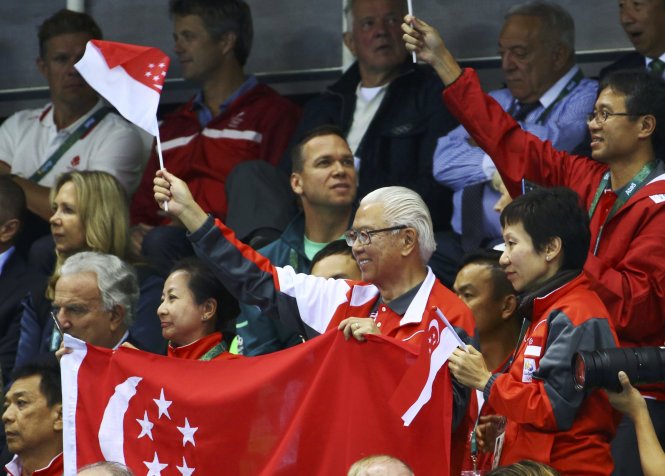 Các CĐV Singapore ăn mừng chiến thắng của Schooling. Ảnh: REUTERS