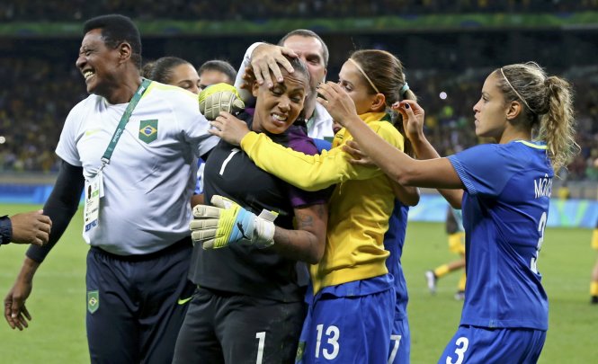 Các cầu thủ nữ Brazil ăn mừng chiến thắng trước Úc. Ảnh: REUTERS