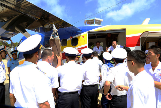 Cán bộ, chiến trên Đảo Trường Sa Lớn đưa bệnh nhân Hưng lên máy bay DHC-6.