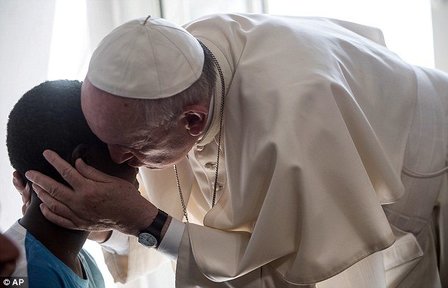Giáo hoàng Francis cúi xuống hôn lên trán một trong những phụ nữ tại nhà mở ở Rome - Ảnh: AP