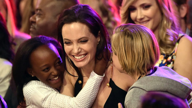 Gia đình Angelina Jolie - Brad Pitt nhận con nuôi từ khắp nơi trên thế giới.