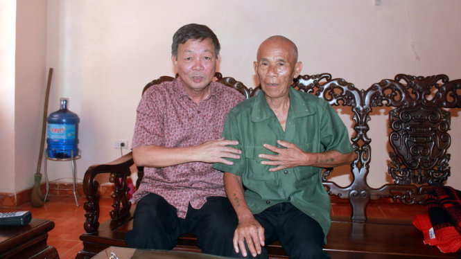 Ông Trần Văn Thêm (phải) và người đại diện theo ủy quyền - Ảnh: T.L.