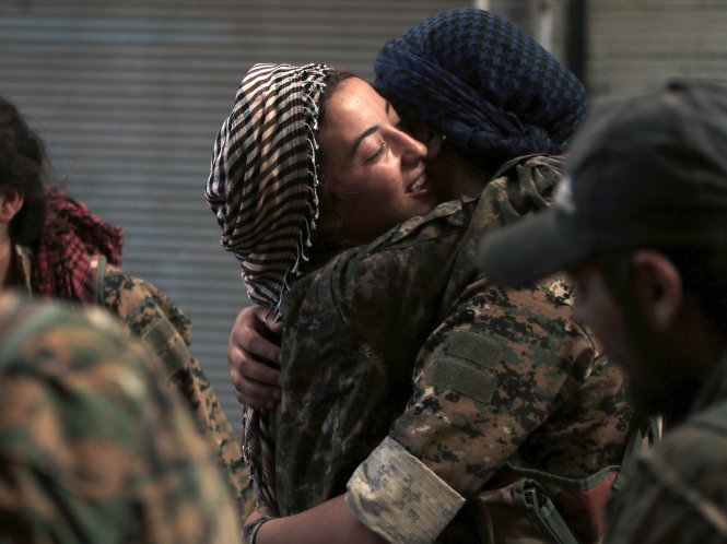 Các chiến binh SDF động viên nhau khi vào giải phóng Manbij - Ảnh: REUTERS