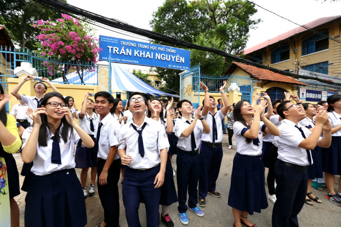 Niềm vui của học sinh lớp 12 Trường THPT Trần Khai Nguyên, Q.5, TP.HCM trong ngày trưởng thành hoàn tất 12 năm đèn sách - Ảnh: NHƯ HÙNG