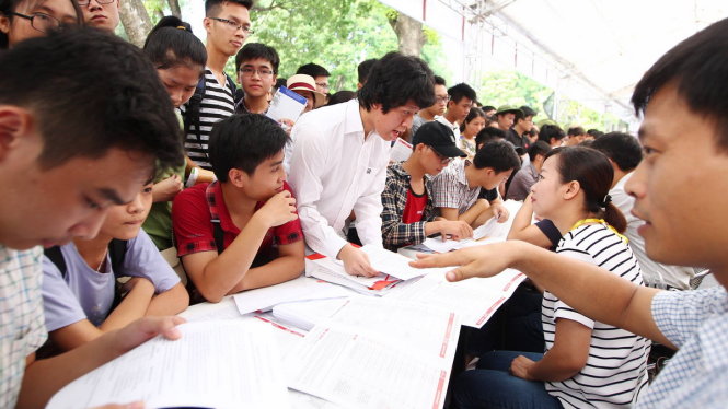 Nhiều thí sinh đến tham dự ngày hội tư vấn xét tuyển ĐH,CĐ 2016 do báo Tuổi Trẻ tổ chức tại Hà Nội - Ảnh: NGUYỄN KHÁNH
