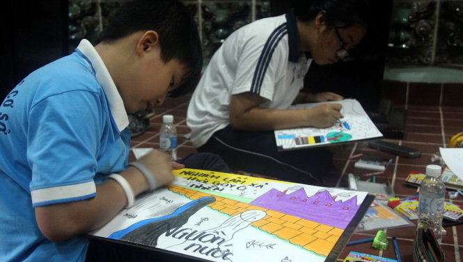 Các em học sinh hào hứng tham gia cuộc thi vẽ tranh - Ảnh: Q.KHẢI