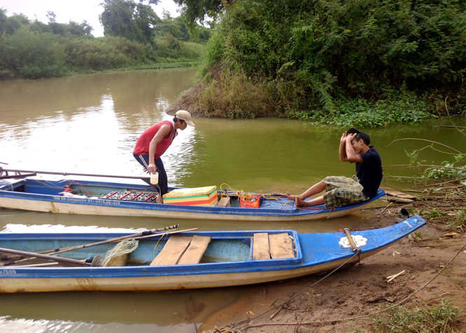 Nước xanh ngòm, bốc mùi hôi thối từ một con mương nhỏ dẫn từ phía sau Công ty TNHH nông sản Việt Phước chảy thẳng ra sông Sài Gòn - Ảnh: BÙI LIÊM
