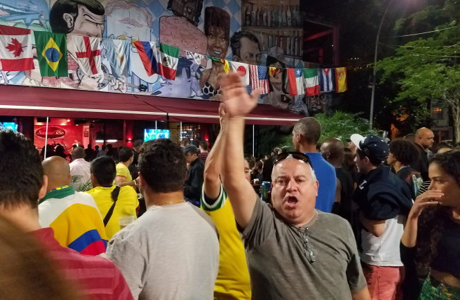 CĐV Brazil ở khu Lapa vui mừng sau khi Neymar ghi bàn mở tỷ số. Ảnh: H.Đ
