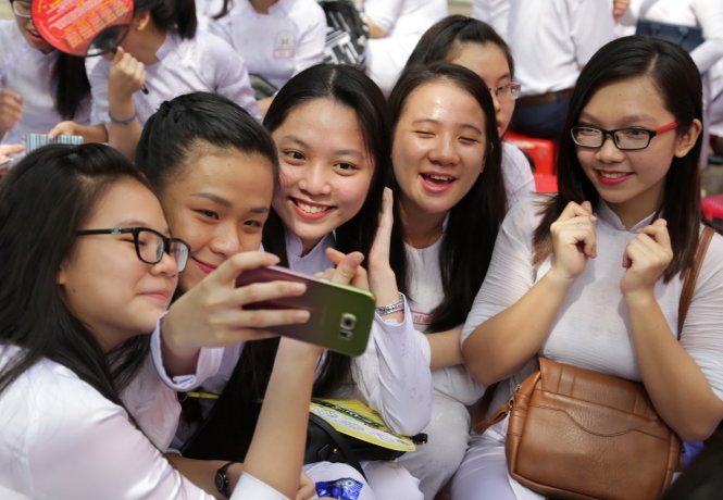 Học sinh lớp 12 Trường THPT Hùng Vương Q.5, TP.HCM chụp ảnh kỷ niệm trước kỳ thi THPT quốc gia 2016 - Ảnh: NHƯ HÙNG