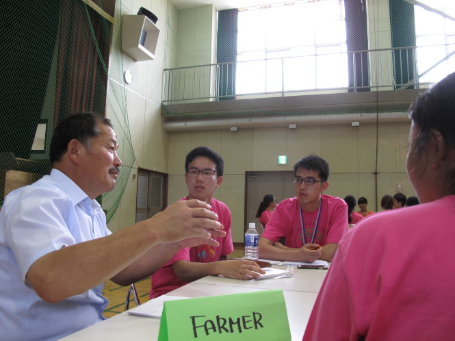 Các đại biểu ASEP 2016 đang lắng nghe những trăn trở, chia sẻ về vấn đề môi trường với đại diện nhiều tầng lớp lãnh đạo, người dân… ở vùng nông thôn Hokkaido, Nhật Bản - Ảnh: CÔNG NHẬT