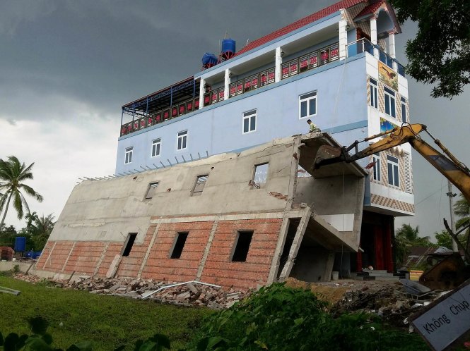 Hiện trường vụ căn nhà bị sụt móng trong quá trình xây dựng - Ảnh: Tâm Đức