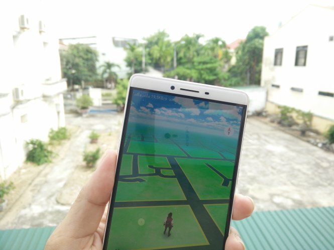 Đi “săn” Pokemon đang gây sốt tại Việt Nam. - Ảnh: Đức Thiện