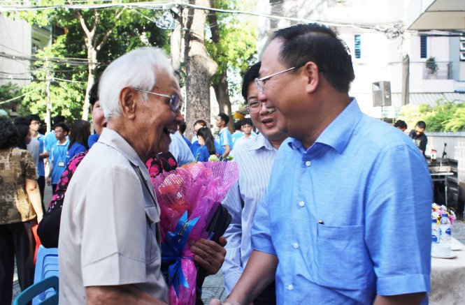 Ông Tất Thành Cang (phải) trò chuyện cùng người dân KP3 tại buổi lễ ra quân. Ảnh: MAI HOA