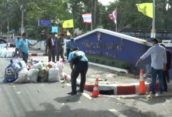 Cảnh sát khám nghiệm hiện trường một vụ nổ bom ở tỉnh Surat Thani miền nam Thái Lan ngày 12-8 - Ảnh: Reuters