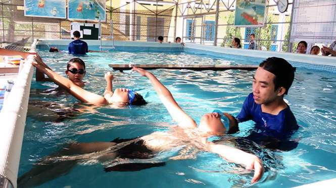 Học sinh học bơi miễn phí tại Trường tiểu học Đồng Phú - Ảnh: NỘI HÀ