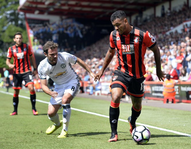 Mata (trái) có trận đấu khá tốt trước Bournemouth. Ảnh: REUTERS