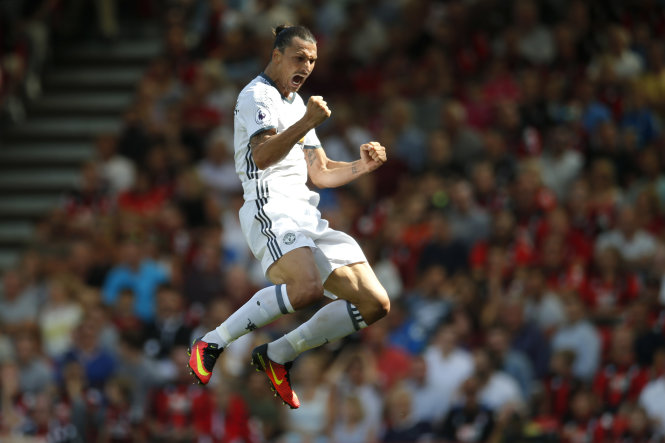 Ibrahimovic ăn mừng bàn thắng vào lưới Bournemouth. Ảnh: REUTERS