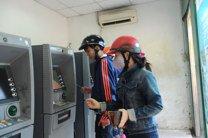 Người dân không nên để quá nhiều tiền trong tài khoản ATM - Ảnh: TỰ TRUNG