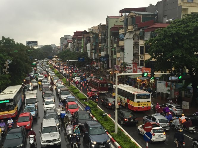 Đường Kim Mã, Hà Nội ùn tắc sau một cơn mưa - Ảnh: