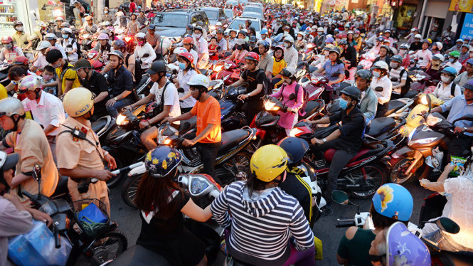 Hàng nghìn phương tiện kẹt cứng trên đường Phan Đình Phùng từ hai hướng - Ảnh: Hữu Khoa