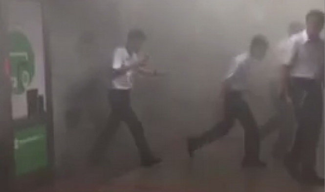 Hành khách chạy khỏi ga tàu điện ngầm trong làn khói - Ảnh chụp từ clip