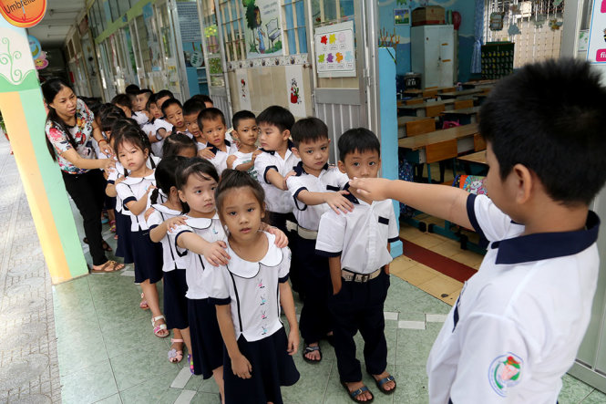 Học sinh lớp 1/4 trường tiểu học Trần Bình Trọng Q5, TP.HCM đang tập xếp hàng vào lớp trong ngày tựu trường