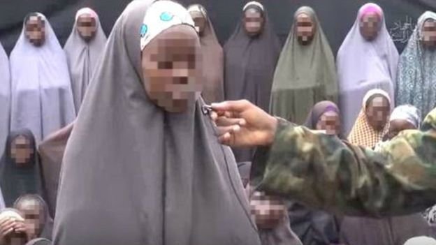 Các nữ sinh Chibok trong đoạn video của Boko Haram - Ảnh: AFP