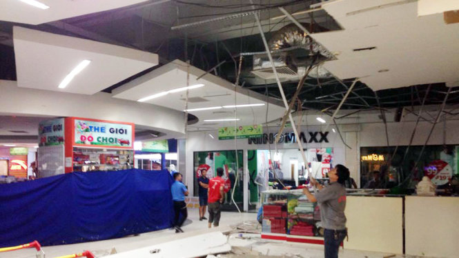Nhân viên siêu thị Big C Vinh khắc phục sự cố sập trần nhà tầng 1 chiều 15-8 - Ảnh: DOÃN HÒA