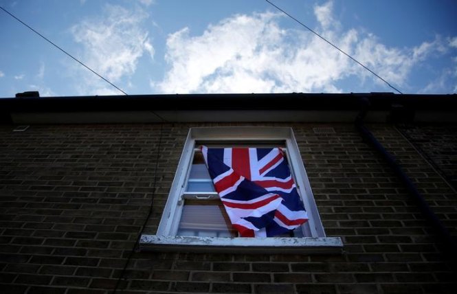 Một lá cờ Anh treo ngoài cửa sổ một căn hộ ở London - Ảnh: Reuters