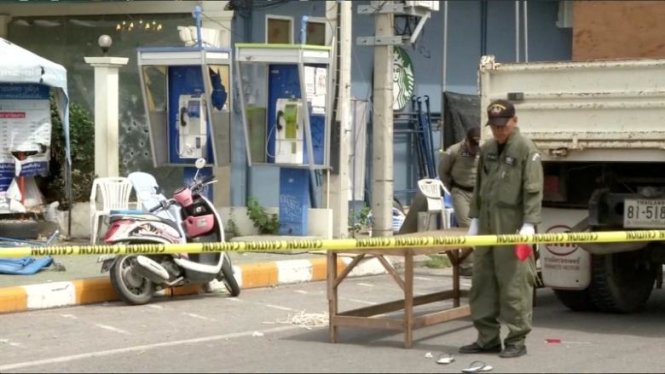 Lực lượng chức năng đang kiểm tra hiện trường một vụ nổ bom tuần trước tại Hua Hin, phía nam Bangkok - Ảnh: Reuters