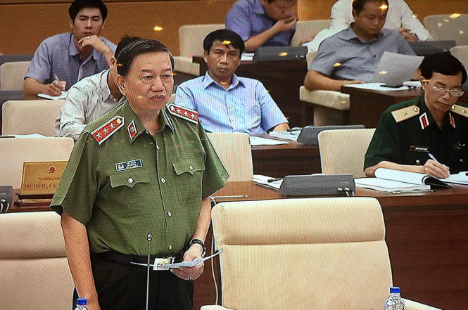 Thượng tướng Tô Lâm trình bày tờ trình về dự án Luật Cảnh vệ - Ảnh: L.K
