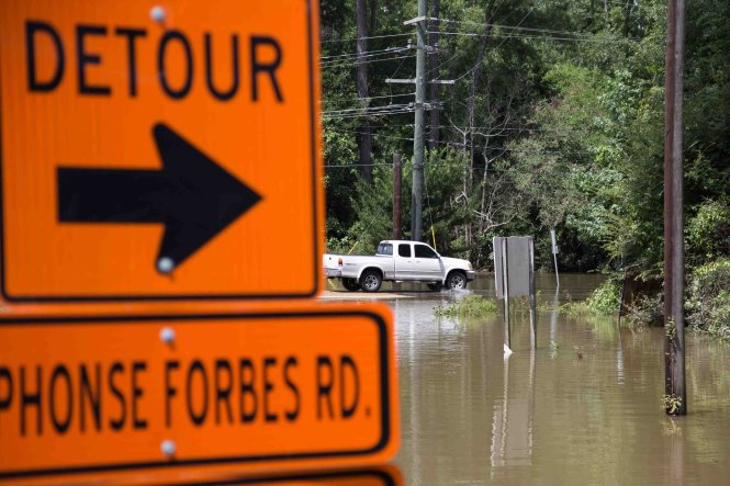 Nước ngập ở Greenwell Springs, Louisiana, Mỹ - Ảnh: Reuters