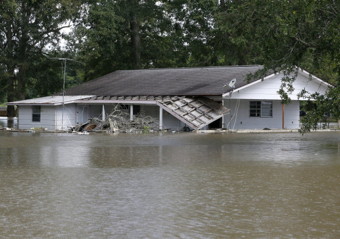 Nhà cửa ngập trong nước lũ tại St. Amant, Louisiana, Mỹ - Ảnh: Reuters