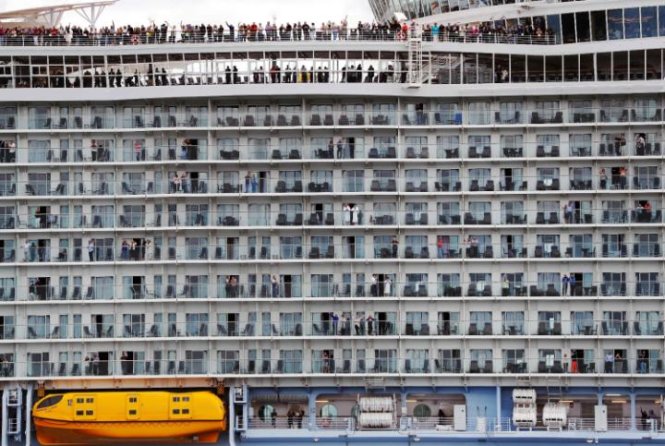 Du khách trên du thuyền Royal Caribbean khởi hành từ Trung Quốc đi Hàn Quốc và Nhật - Ảnh: AFP