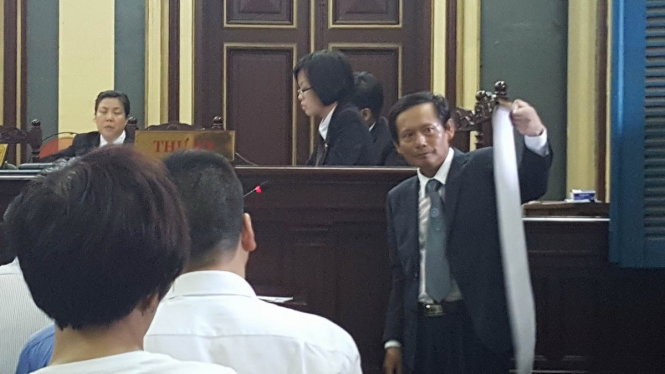 Luật sư Phan Trung Hoài bào chữa cho các bị cáo tại tòa - Ảnh: MINH TÂM