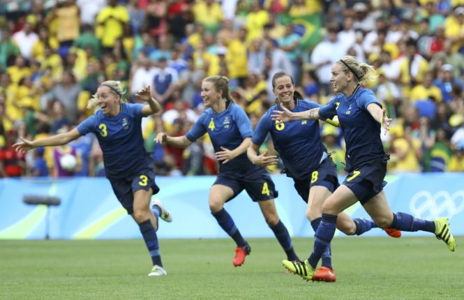 Các cầu thủ nữ Thụy Điển ăn mừng chiến thắng trước Brazil. Ảnh: REUTERS