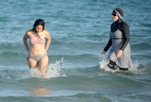 Một phụ nữ người Tunisia mặc đồ burkini trên bãi biển Ghar El Melh gần Bizerte, đông bắc thủ đô Tunis - Ảnh: AFP