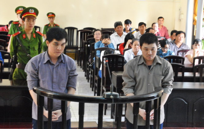 Bị cáo Nguyễn Duy Tân (phải) và Ngô Hồng Sơn nghe Hội đồng xét xử tuyên án - Ảnh: K.NAM