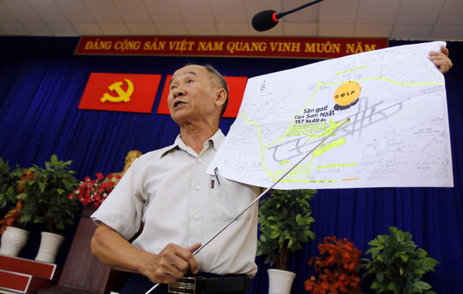 Cử tri Lê Văn Sang (P.13, Q.Tân Bình) đặt vấn đề về sân golf trong sân bay Tân Sơn Nhất trong buổi tiếp xúc cử tri sáng 17-8 - Ảnh: NGỌC DƯƠNG