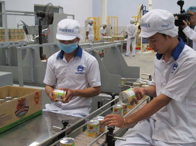 Công nhân bộ phận kiểm tra bao bì và đóng gói tại Nhà máy sữa Angkor Milk (Campuchia) vừa được Vinamilk đưa vào hoạt động cuối tháng 5-2016 - Ảnh: ÁNH HỒNG