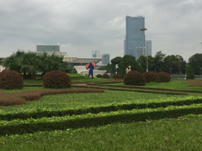Thảm cỏ và cây xanh trên đại lộ Thăng Long, nơi mỗi năm TP Hà Nội tốn 53 tỉ đồng cho công việc duy tu, chăm sóc - Ảnh: XUÂN LONG