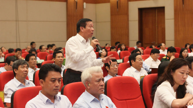 Đại biểu Lê Xuân Khải của huyện An Dương nhấn mạnh những lo ngại của cử tri về vấn đề xả thải ra môi trường của các nhà máy, xí nghiệp trong thời gian vừa qua đang rất nghiêm trọng - Ảnh: TIẾN THẮNG