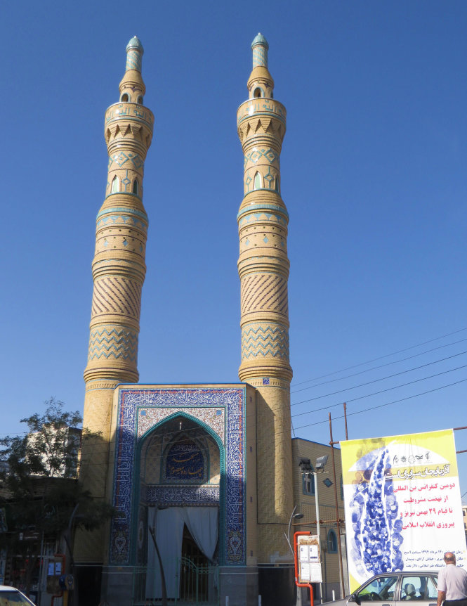 Một ngôi mosque nhỏ với hai tòa tháp cao nổi bật