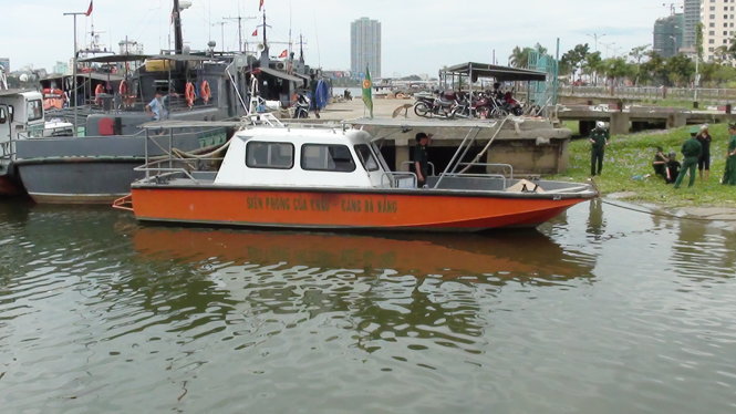Tàu lực lượng biên phòng Đà Nẵng đưa thi thể cô gái xấu số vào bờ- Ảnh: V.D