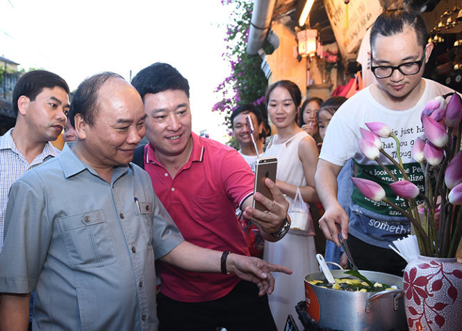 Thủ tướng đã đi bộ, trò chuyện với du khách, người dân ở Phố cổ Hội An - Ảnh: Q.H/VGP