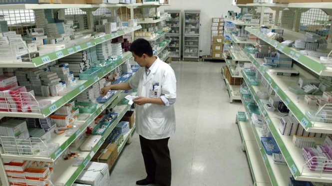 Một dược sỹ người Trung Quốc đang kiểm tra thuốc tại một cửa hàng ở tỉnh An Huy, Trung Quốc - Ảnh: AFP