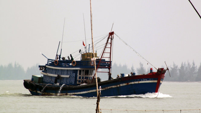 Tàu cá Nghệ An vào bờ trú bão số 3 chiều 18-8 - Ảnh: DOÃN HÒA